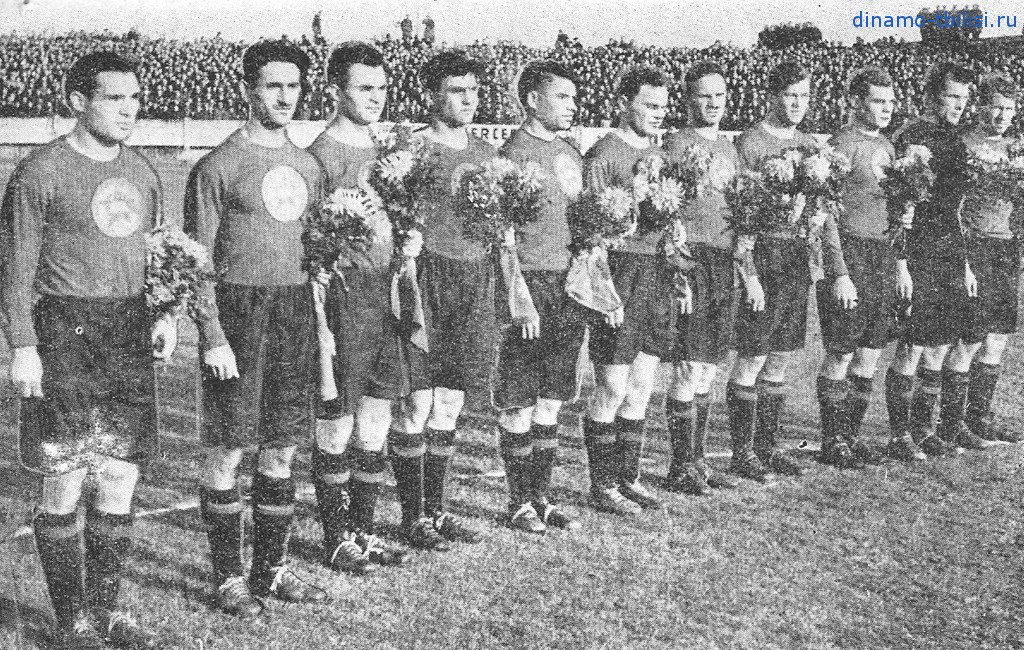 11 ноября 1947 года. Братислава. А.Гогоберидзе (второй слева) в составе ЦДКА перед матчем со "Слованом".