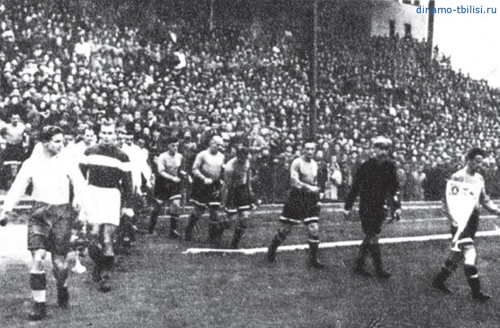 11 ноября 1951 года. Варшава, стадион Войска Польского. ЦВКС - "Динамо" (Тбилиси). Капитаны выводят команды на поле.