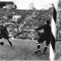 1948-07-31 Журнал Огонек. Федотов в матче с тбилисскими динамовцами. Вот он прорвался к воротам. Гол неминуем.