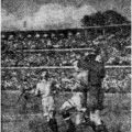 1955-05-08 (11) Газета Лело. Вратарь киевлян отбивает высокий мяч. Фото М. Заргаряна.
